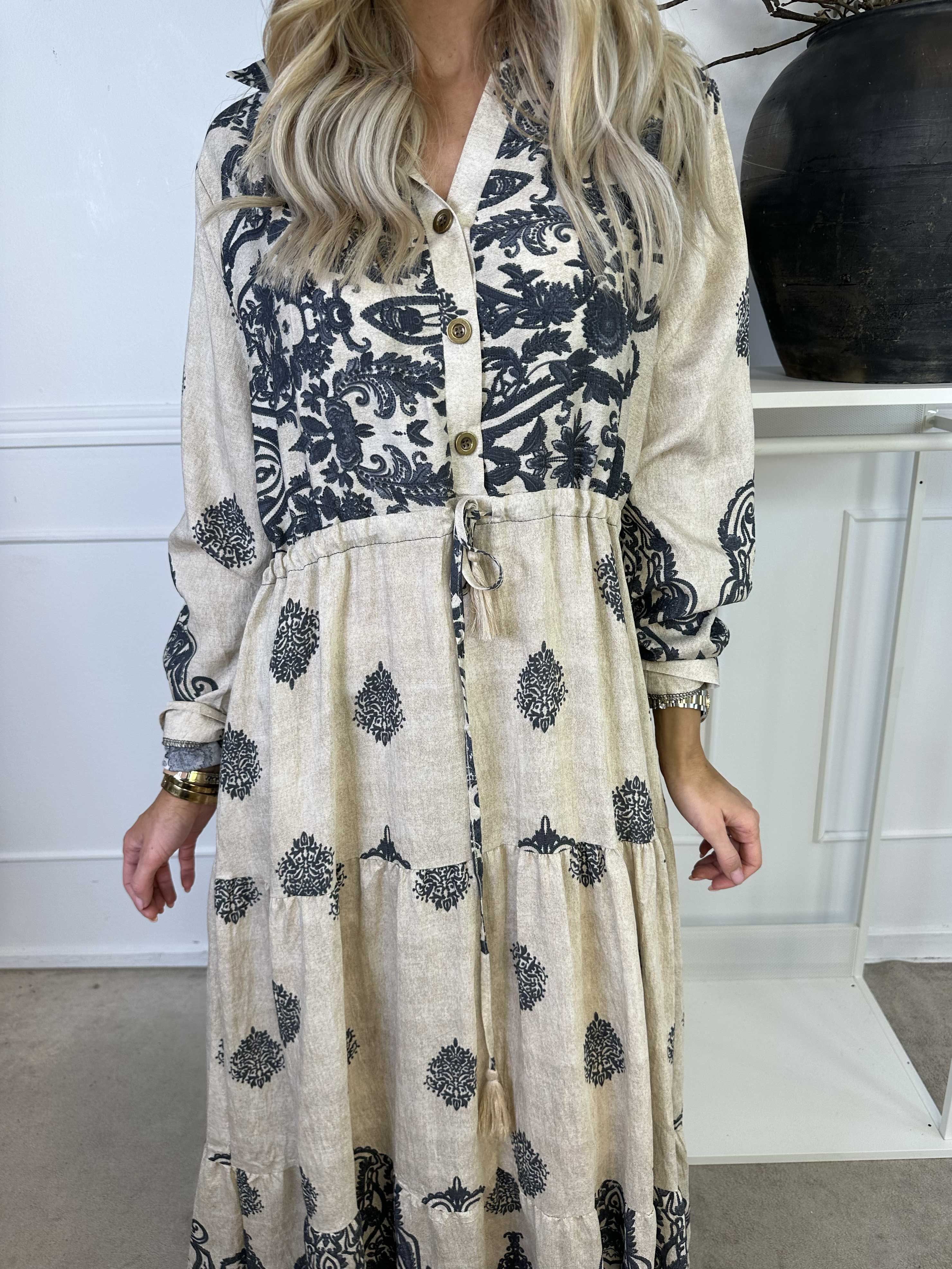 Kira - Lång bohemisk klänning med mönster